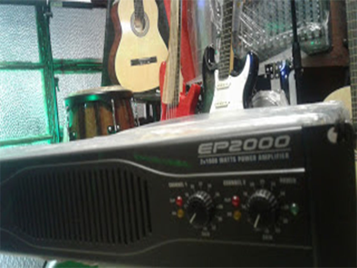 Amplificador Behringer EP 2000